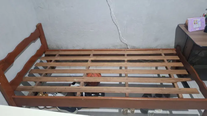 Cama de madeira de solteiro