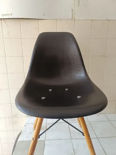 Cadeira em PVC com pés em madeira 