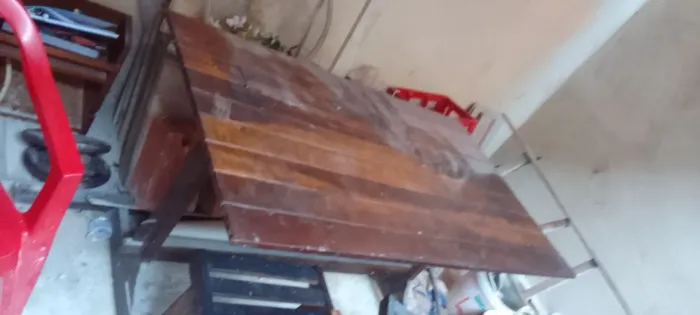 Mesa madeira maciça pra desocupar espaço 