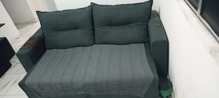 Sofá retrátil + manta e porta copos de brinde