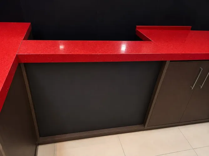 Balcão em mármore vermelho e madeira de lei.