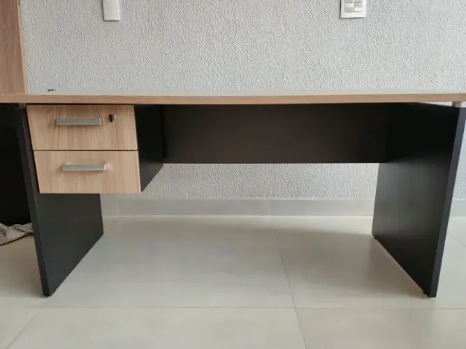 1 MESA COM 2 GAVETAS R$ 350 E 2 MESAS SIMPLES R$ 150,00 CADA