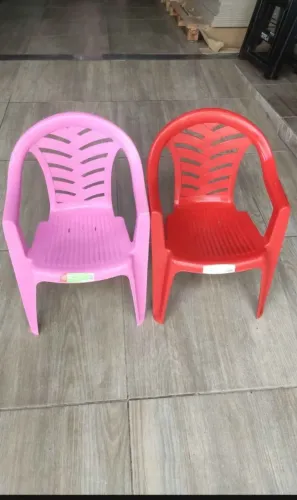 Poltrona infantil _supota até 50kg na cor rosa e vermelha.