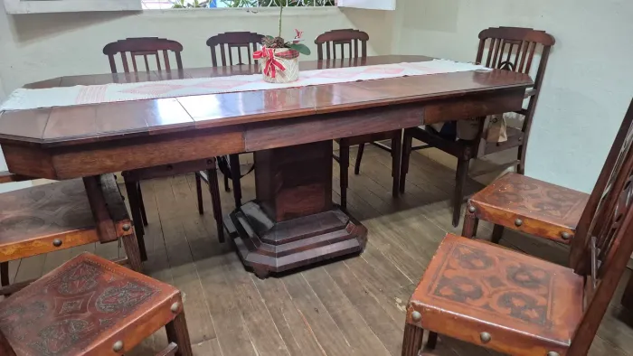 Relíquia: Mesa antiga de madeira 8 lugares