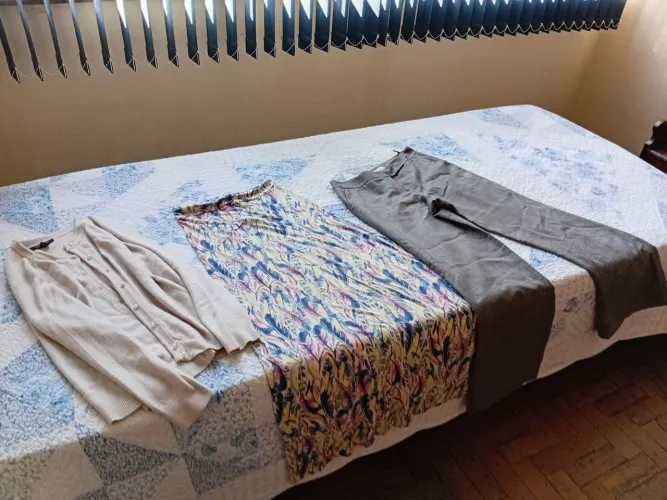 Brechó, bazar, saias, blusas femininas, calças femininas, entre outros itens