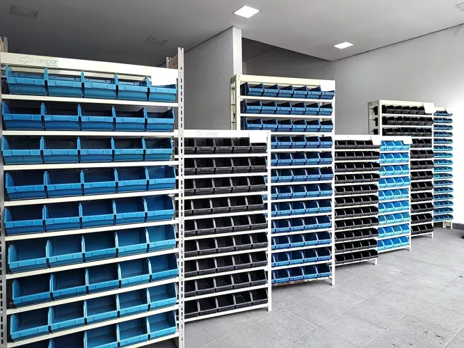 Prateleiras com gavetas plásticas em ótimo estado 