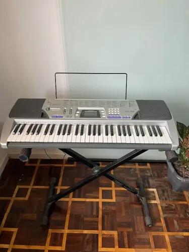 Teclado Usado. Marca Cássio CTK 496 com Mesa de apoio.