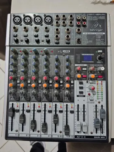 Mesa de som Behringer X1204USB