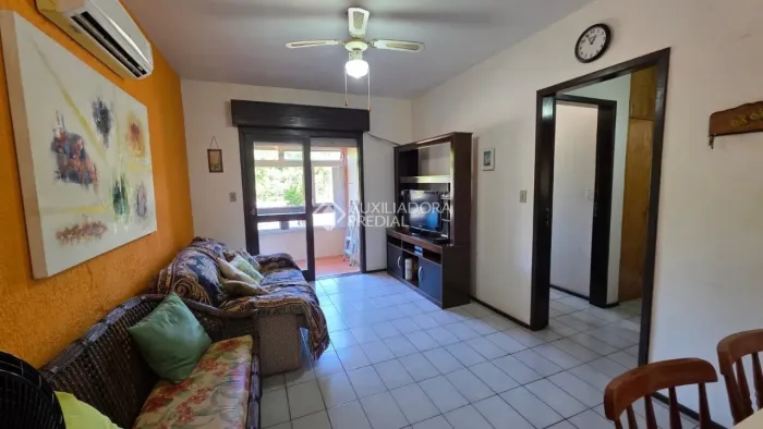 Apartamento térreo em Capão Novo em condomínio fechado com infra