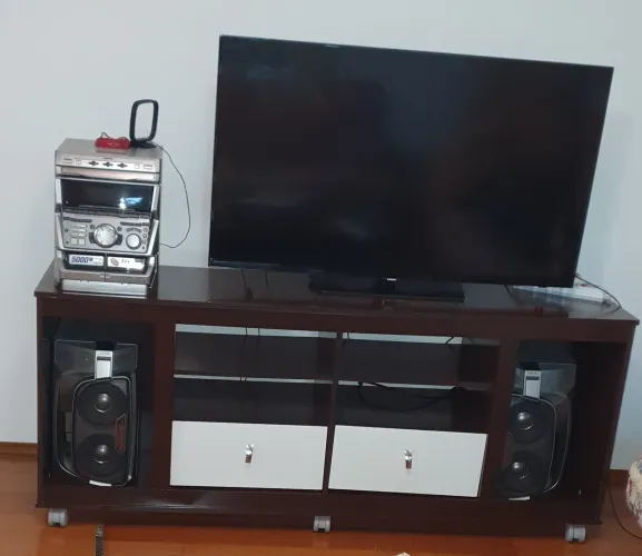Rack  para TV e Som com duas gavetas e rodas que não estraga o chão 
