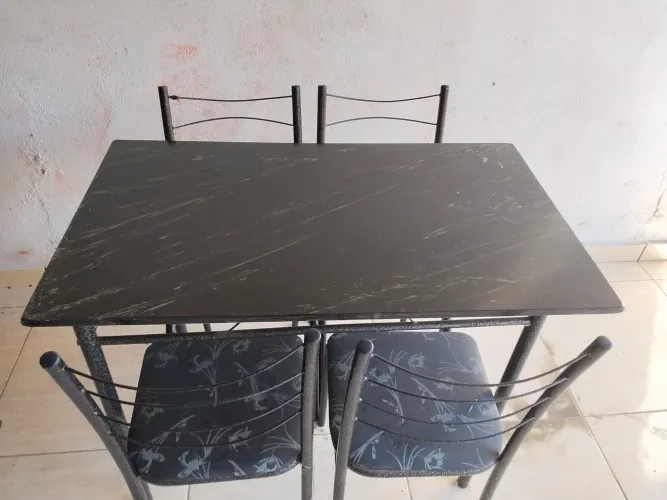 Mesa com 4 cadeiras