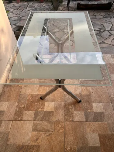 Vende-se mesa de vidro com 4 cadeiras em estado de nova