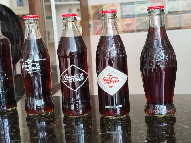 Coleção de 6 garrafinhas históricas da Coca-Cola