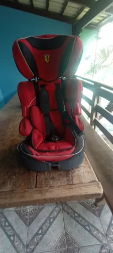 Vende se uma cadeirinha da marca Ferrari original