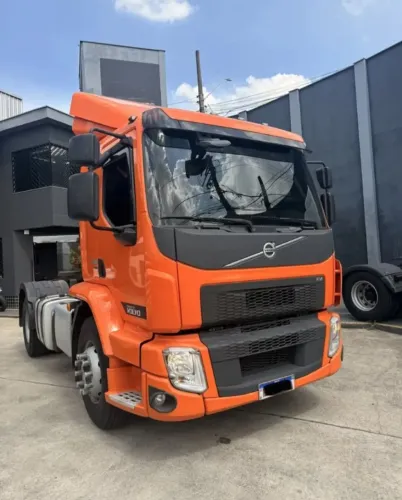 volvo vm360 laranja 2024 cavalo mecânico 4x2