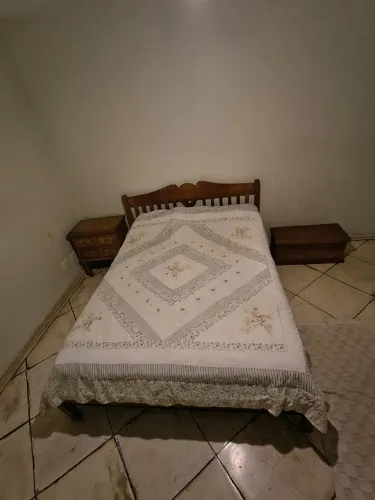 Cama queen em madeira maciça