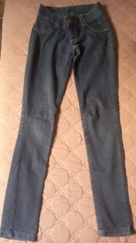 Calça jeans feminina tamanho 34 seminova.