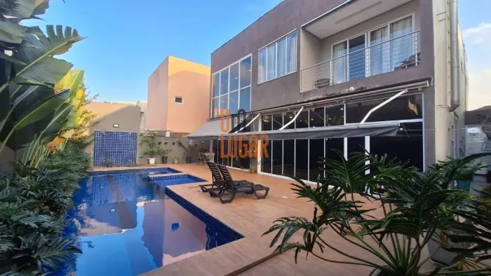 Um Lugar Imóveis aluga: Casa semi-mobiliada com 4 suítes sendo uma master com closet, saca