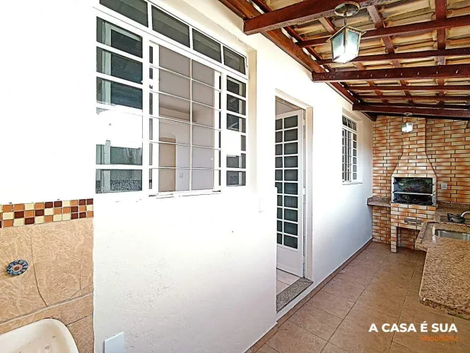 Casa geminada à venda com três quartos, área Gourmet e uma vaga no bairro Senhora Das Graç