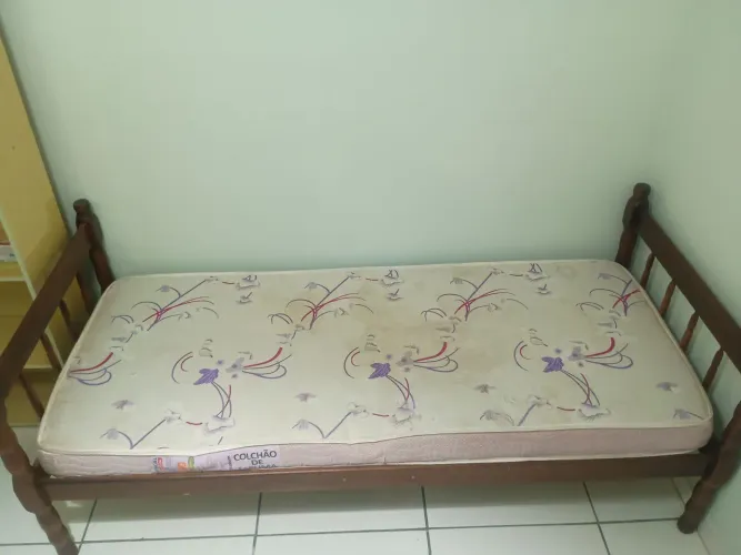 Vendo cama e colchão de solteiro