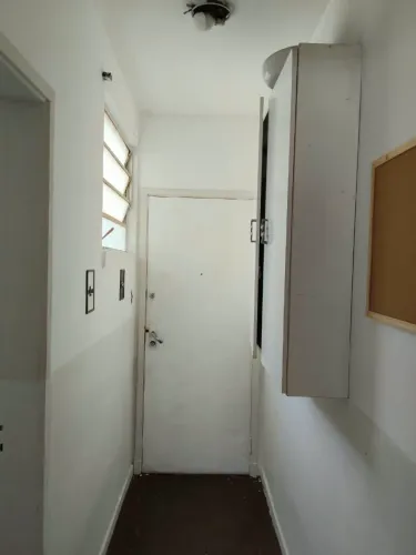 Quero dividir uma kitinete bem grande com divisão para 2 quartos 800 incluso água luz gaz