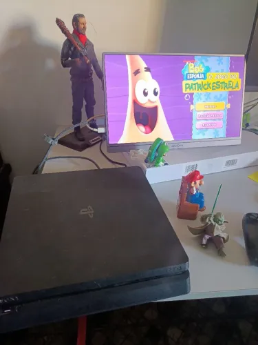 Ps4 Slim Desbloqueado 13.52 c/ jogos. E loja Fpkgi. Controle original ?