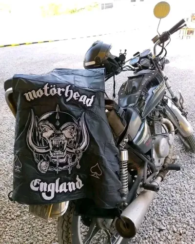 INTRUDER 125 COM CAPA CUSTOM E TRAVA DE RODA