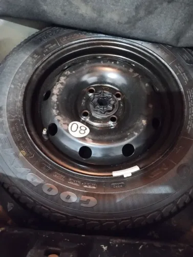 Roda com pneu aro 14 4 furos
