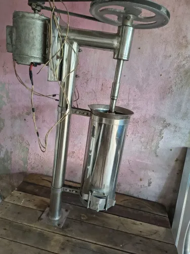 Vendo uma máquina de bater açaí inox em perfeito estado pronta pra trabalho