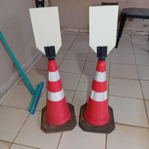 2 cones de trânsito