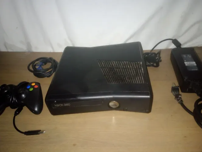 Xbox 360 c/ Luz Vermelha + Controle e Jogos (Ideal p/ Retirada de Peças ou Conserto)