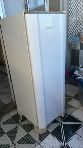 Geladeira esmaltec conservada e gelando muito bem