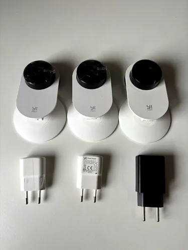 Kit 3 câmeras de segurança Wi-Fi Yi Home 2K Pro com fontes