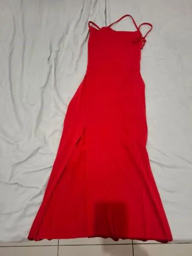 Vestido Vermelho Costas Abertas com Amarração e Fenda Lateral