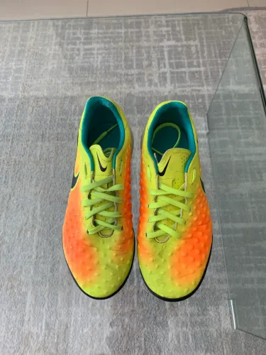 Chuteira Nike de grama sintética novíssima tamanho USA 4,5Y 23,5cm