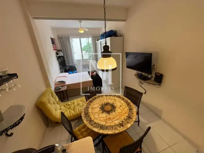 Conjugado a venda 1 quarto no Leme - RJ