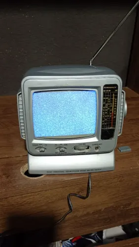 Tv antiga a pilha preta e branco.
