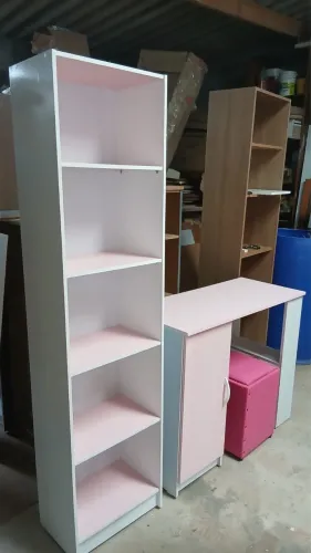 Mesa, estante e puff baú