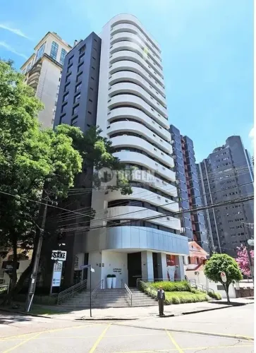 Sala comercial com 42m2 com dois banheiros.