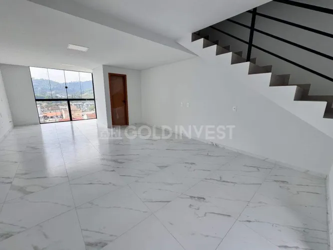 Casa / sobrado triplex com 2 suítes + 1 quarto no subsolo, bairro Dom Joaquim - Brusque