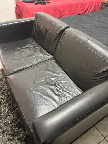 Sofá preto de 2 lugares