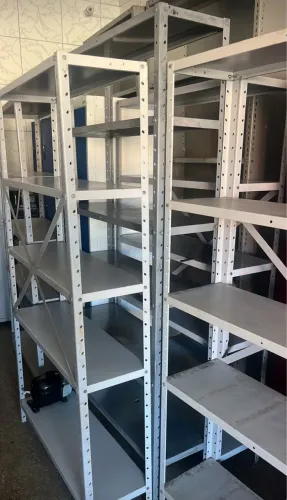 Estante de aço