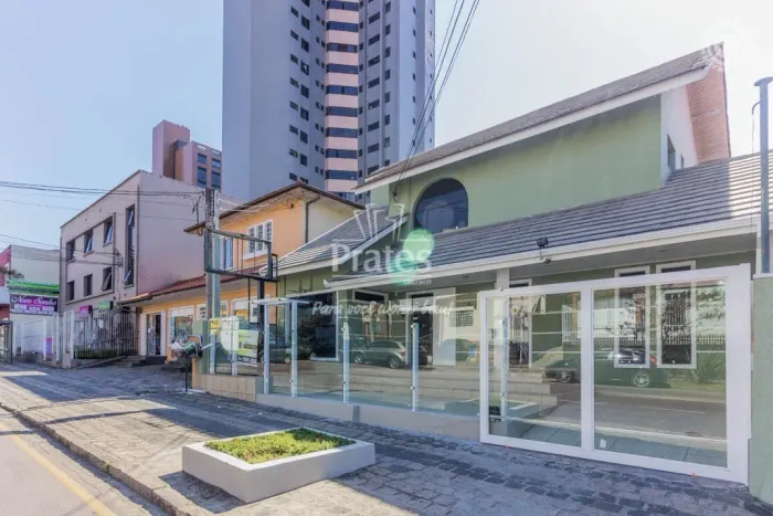 Casa comercial em localização privilegiada