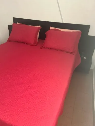 Cama quen e cabeceira semi novas 