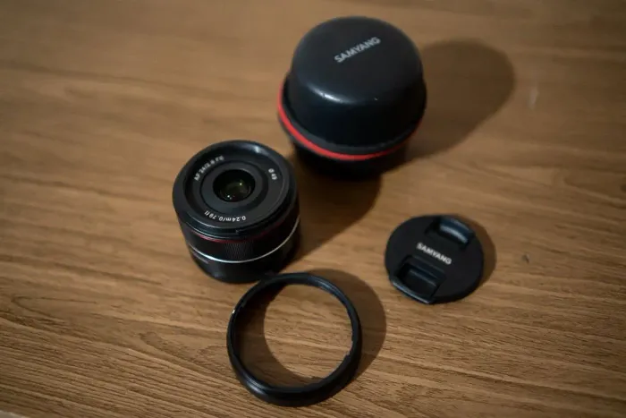Lente Samyang 24mm 2.8 pancake Sony EF