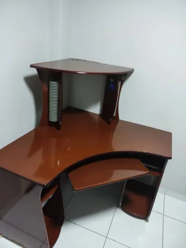 Escrivaninha de canto