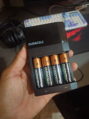Carregador de Pilha Duracell + 4 Pilhas Recarregáveis