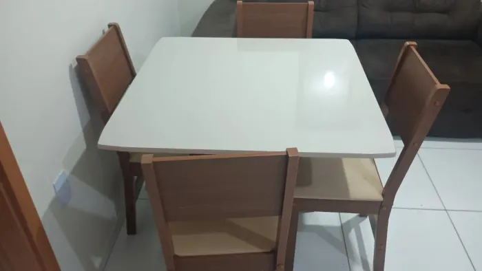 Mesa com 4 cadeiras 