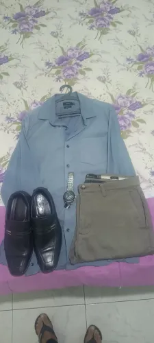 Camisa M, calca sarja 42, sapato 41+ relógio masculino