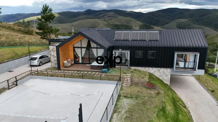 CASA ALTO PADRÃO CAMPOS DO JORDÃO EM COND. FECHADO